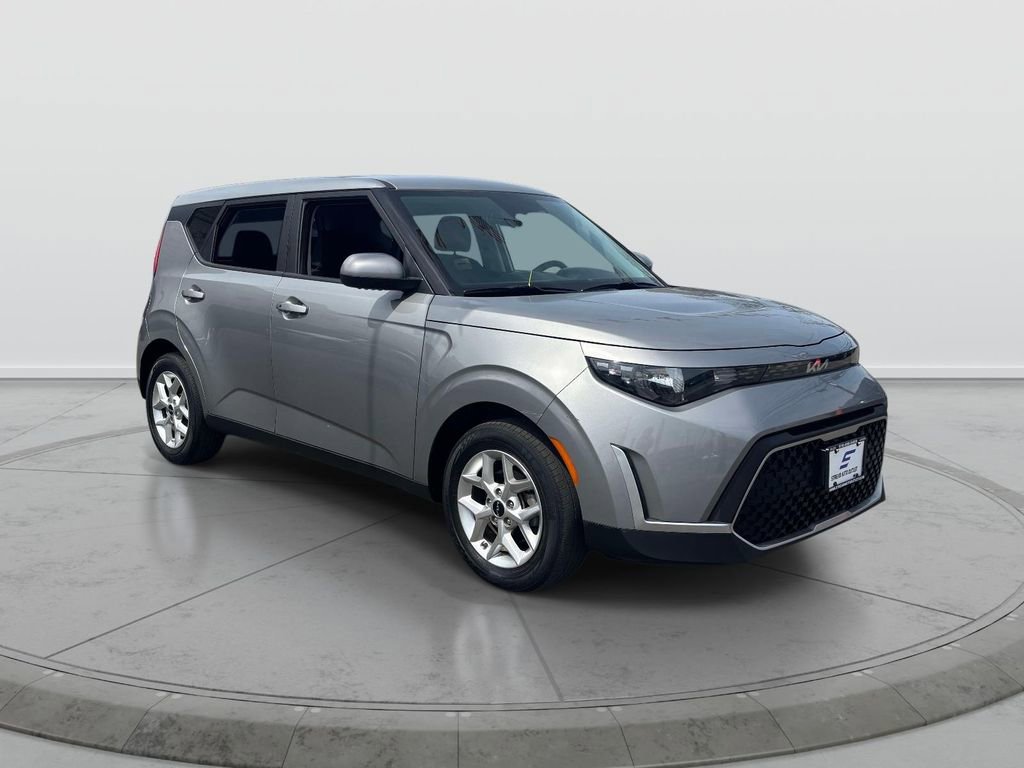 Used 2023 Kia Soul S FWD image 1