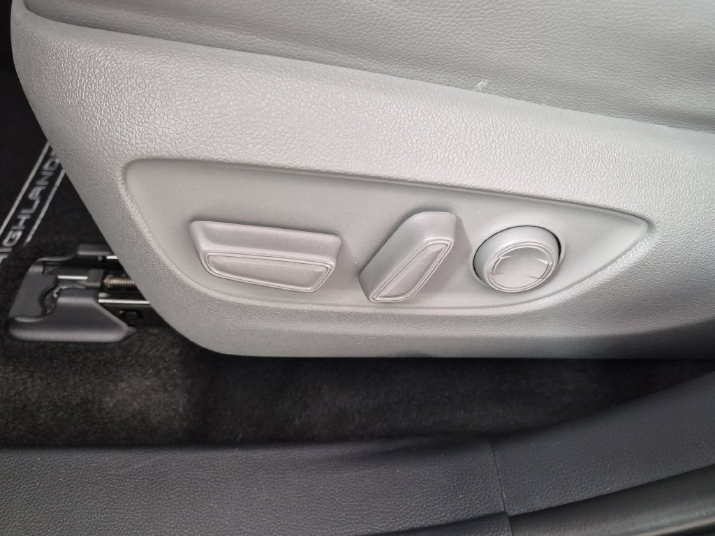 Used 2024 Toyota Highlander XLE FWD image 22