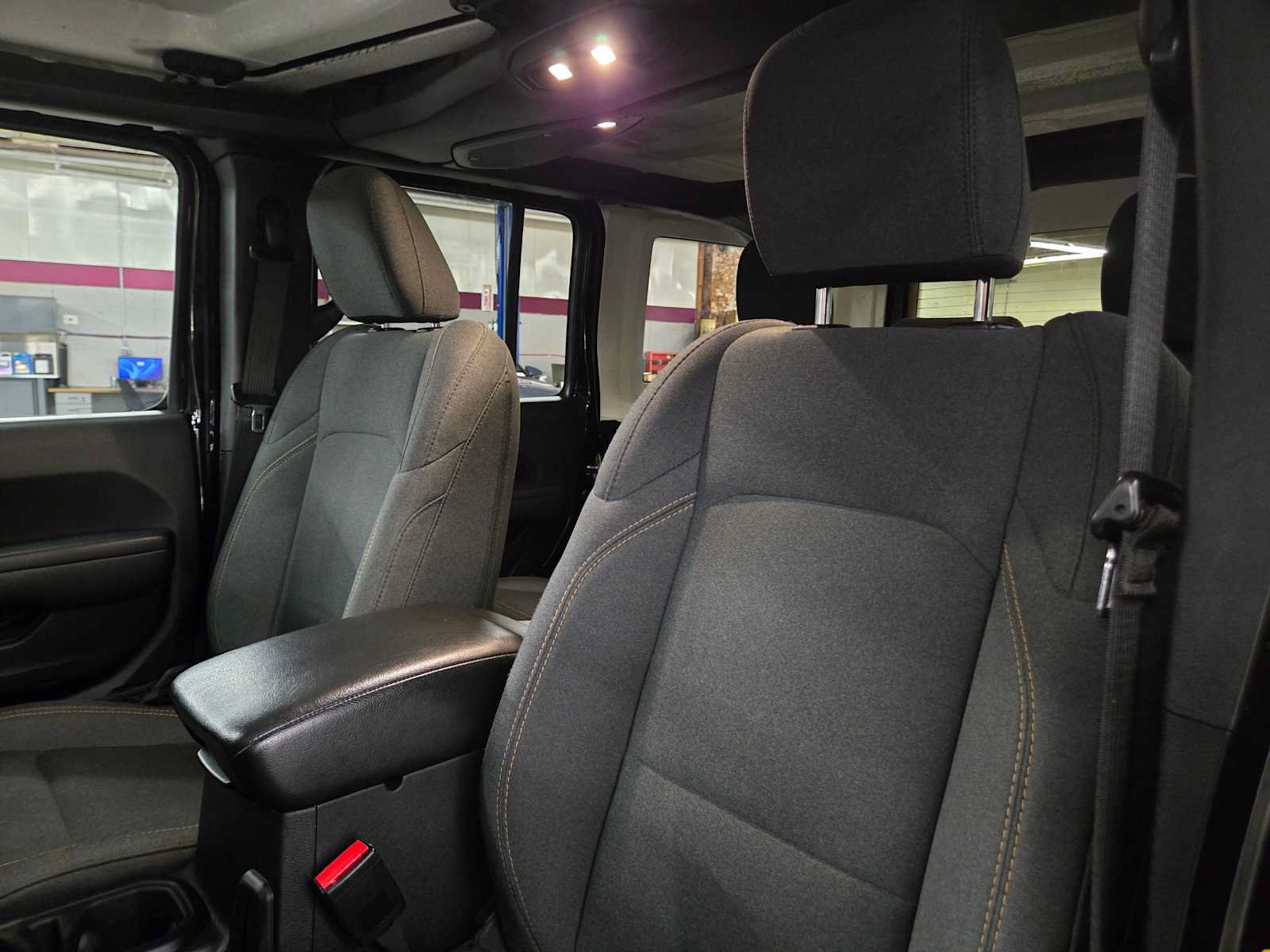 Used 2024 Jeep Wrangler Unlimited AWD/4WD image 22
