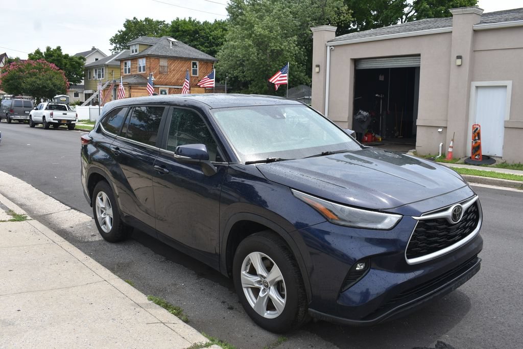 Used 2025 Toyota Highlander LE FWD image 4