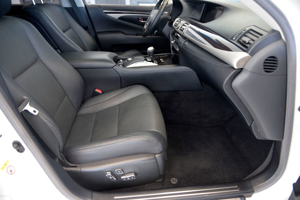 Used 2017 Lexus LS 460 AWD w/ Comfort Package image 32