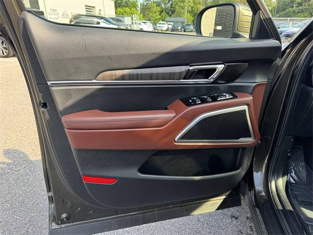 Used 2024 Kia Telluride EX w/ EX Captain's Chair Package image 12