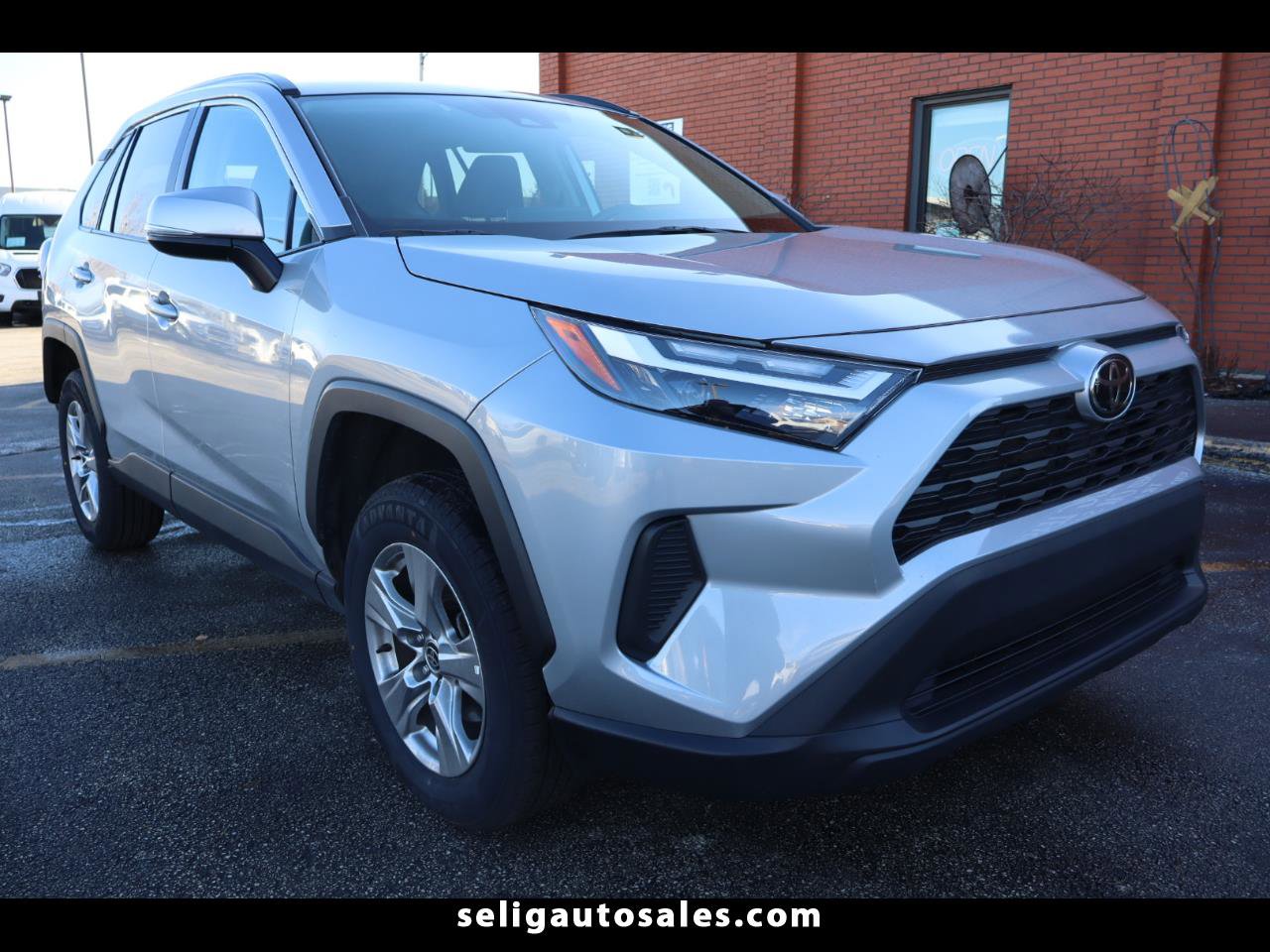 Used 2022 Toyota RAV4 XLE image 1