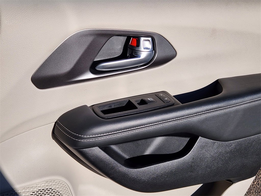 Used 2024 Chrysler Pacifica Touring-L image 14