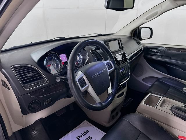 Used 2016 Chrysler Town & Country Touring-L image 10