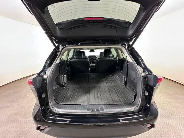 Used 2023 Toyota Highlander XLE AWD/4WD image 14