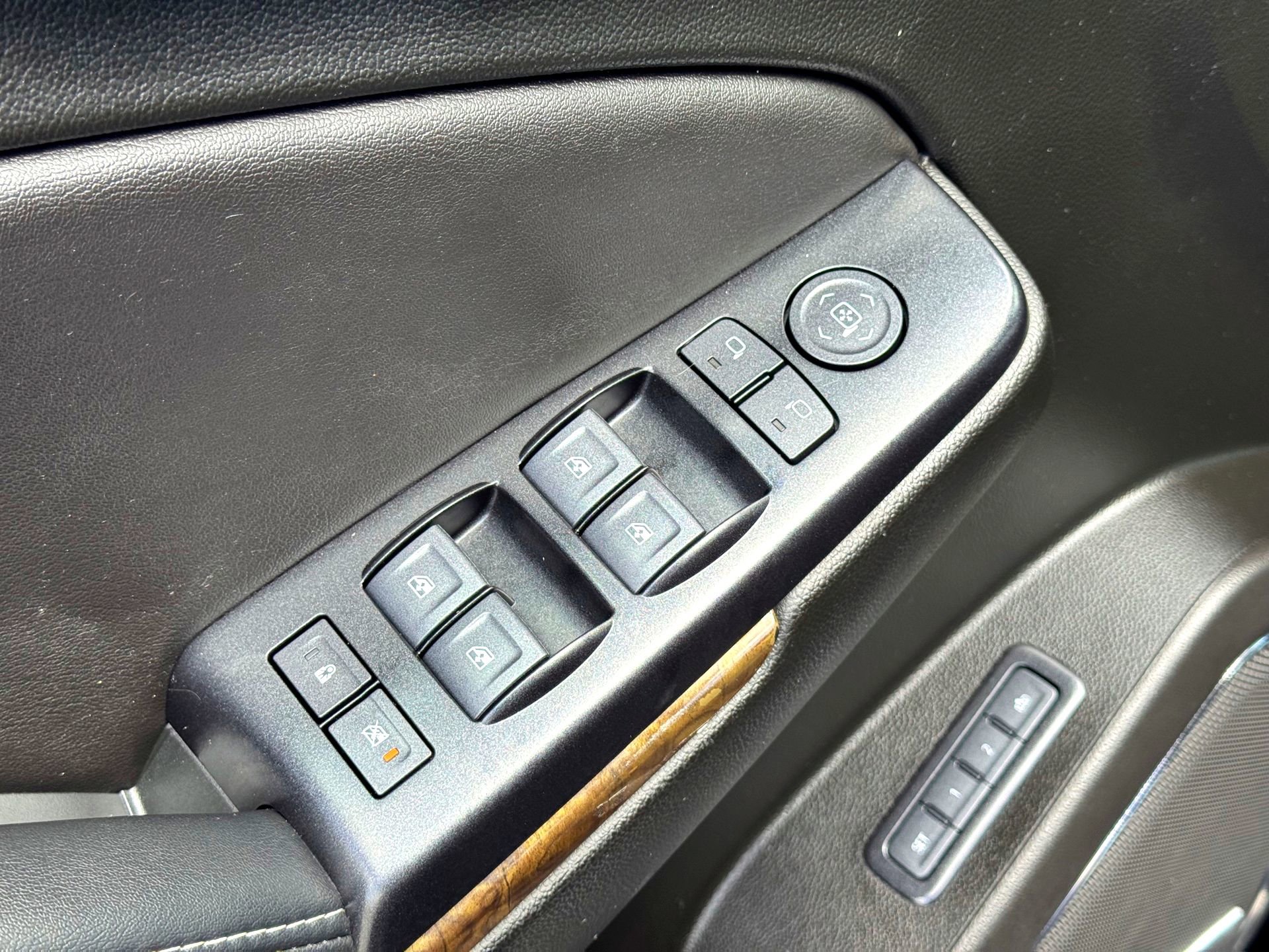 Used 2020 Chevrolet Suburban LT image 16