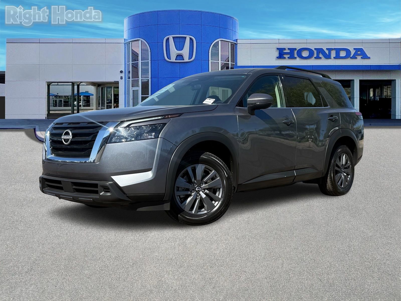 Used 2024 Nissan Pathfinder SV image 2