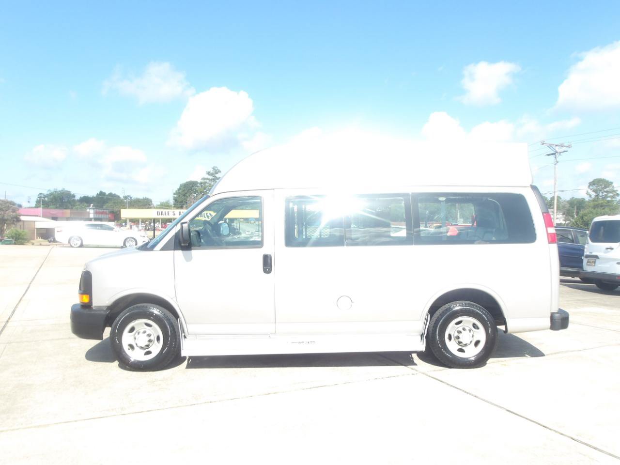 Used 2007 Chevrolet Express 2500 Passenger w/ Power and Light Package RWD image 2