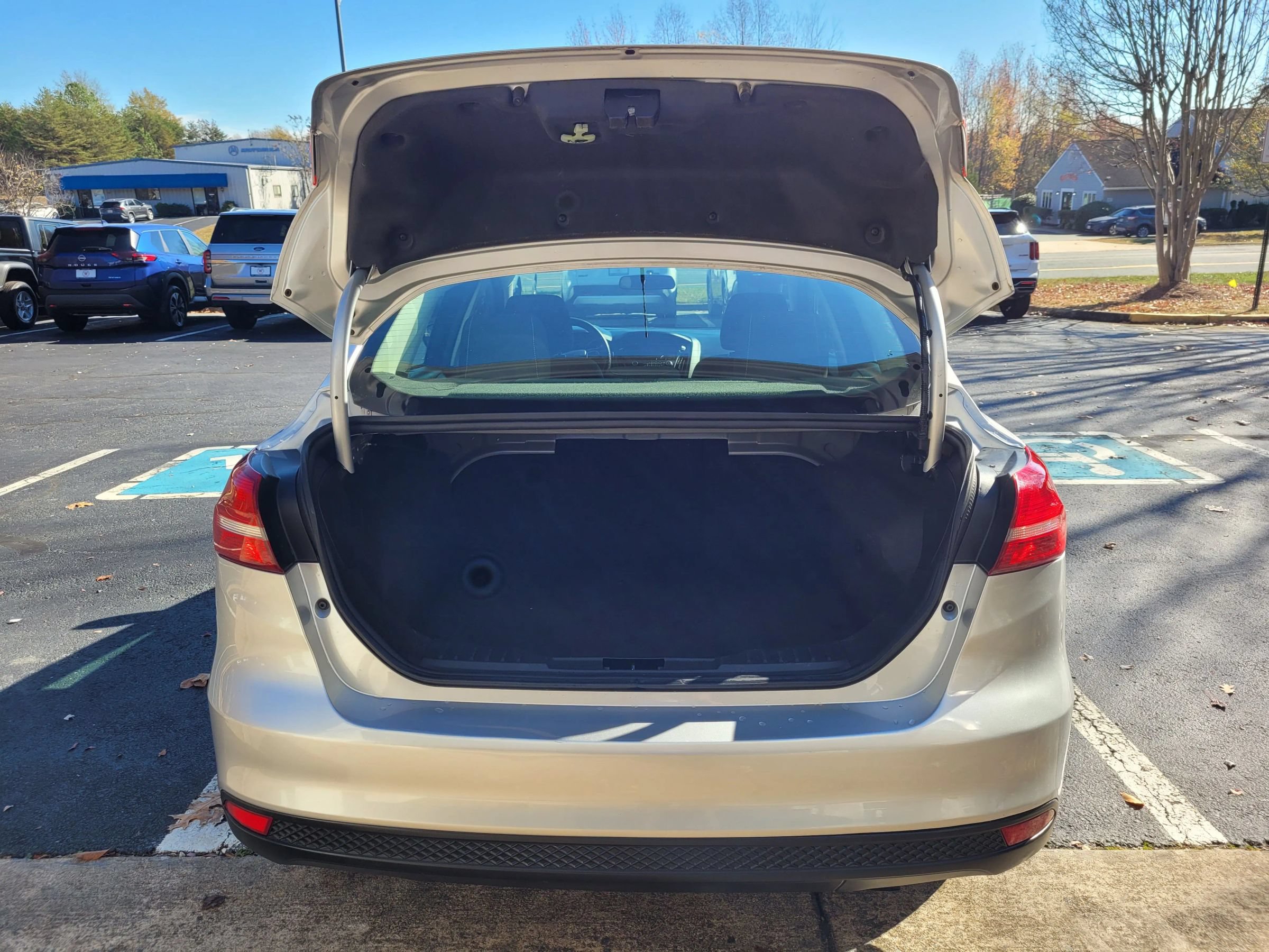 Used 2017 Ford Focus SE FWD image 14