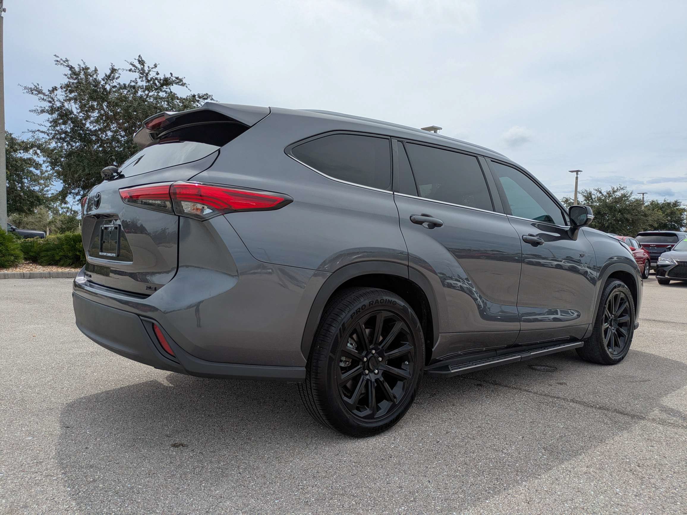 Used 2023 Toyota Highlander XLE FWD image 4