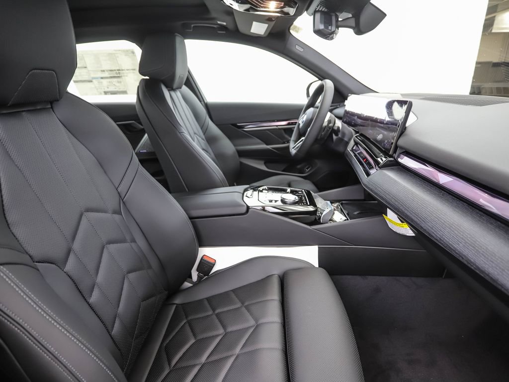 New 2026 BMW 550e xDrive image 31