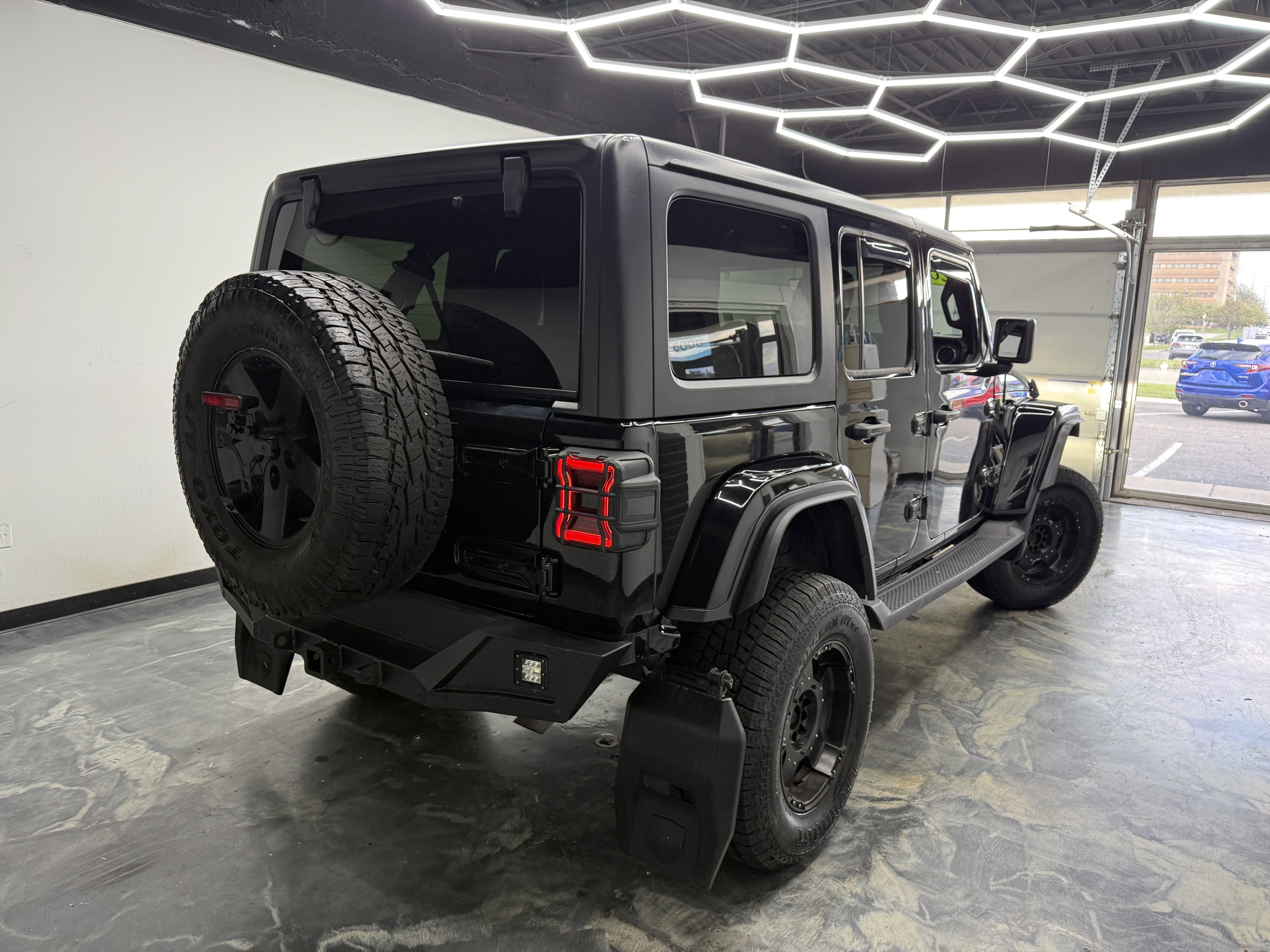 Used 2018 Jeep Wrangler Unlimited Sahara w/ Uconnect 4C Nav & Sound Group AWD/4WD image 5
