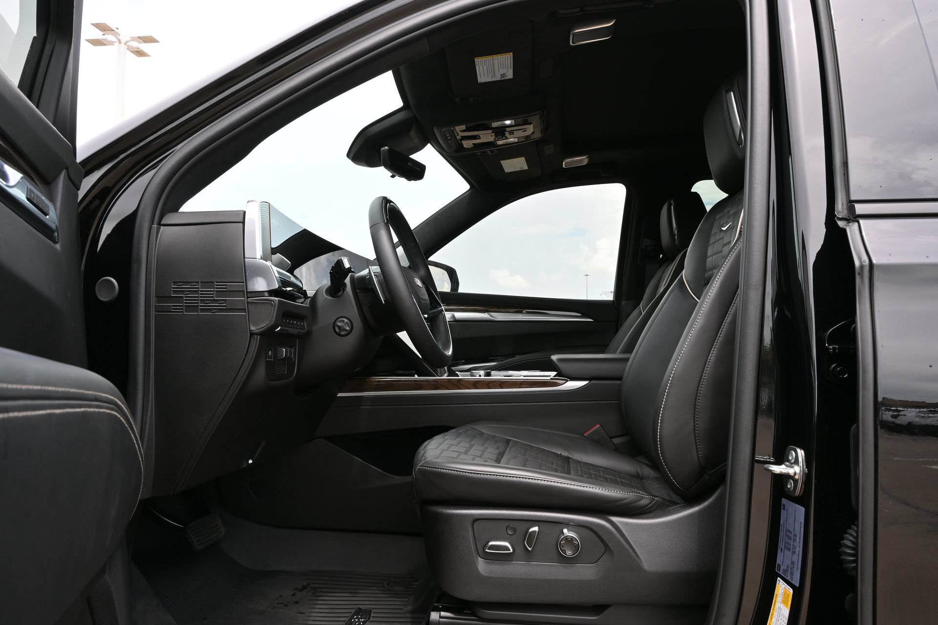 Certified 2026 Cadillac Escalade ESV Platinum Sport w/ LPO, ONYX Package AWD/4WD image 18