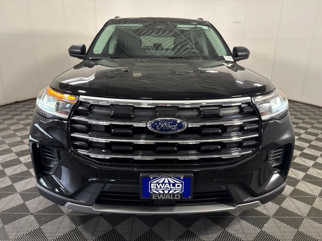 Used 2025 Ford Explorer Active AWD/4WD image 3