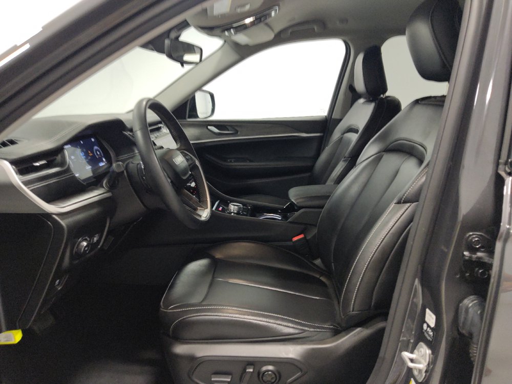 Used 2023 Jeep Grand Cherokee Limited w/ Black Appearance Package AWD/4WD image 17