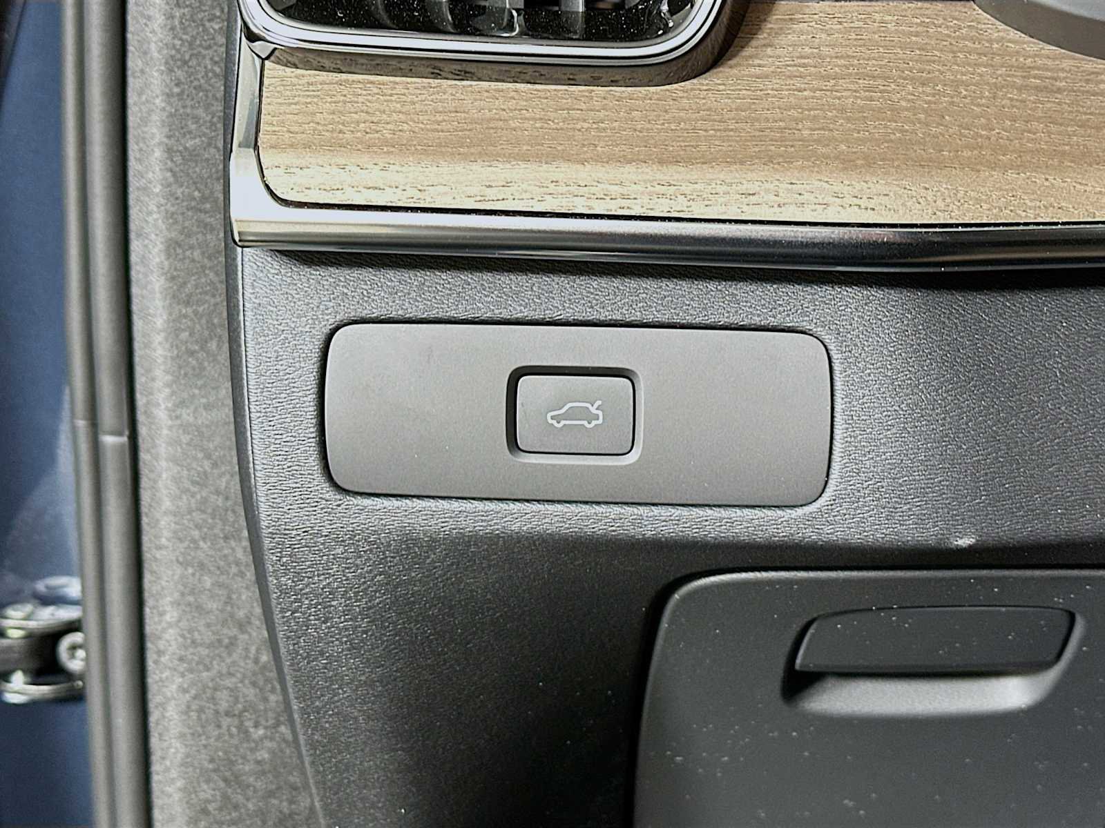 New 2026 Volvo XC90 B6 Plus w/ Protection Package Premier image 10