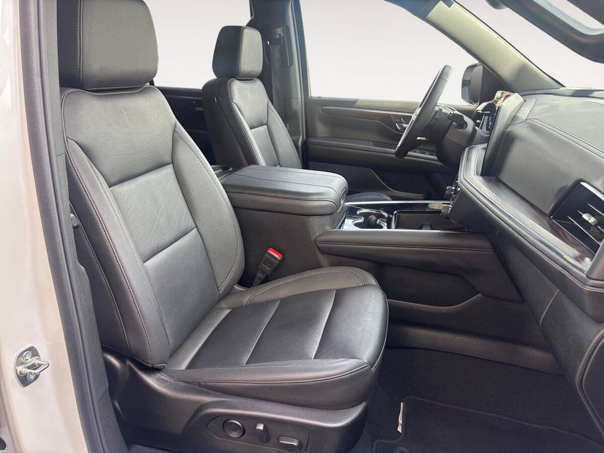 Used 2025 Chevrolet Tahoe Z71 AWD/4WD image 15