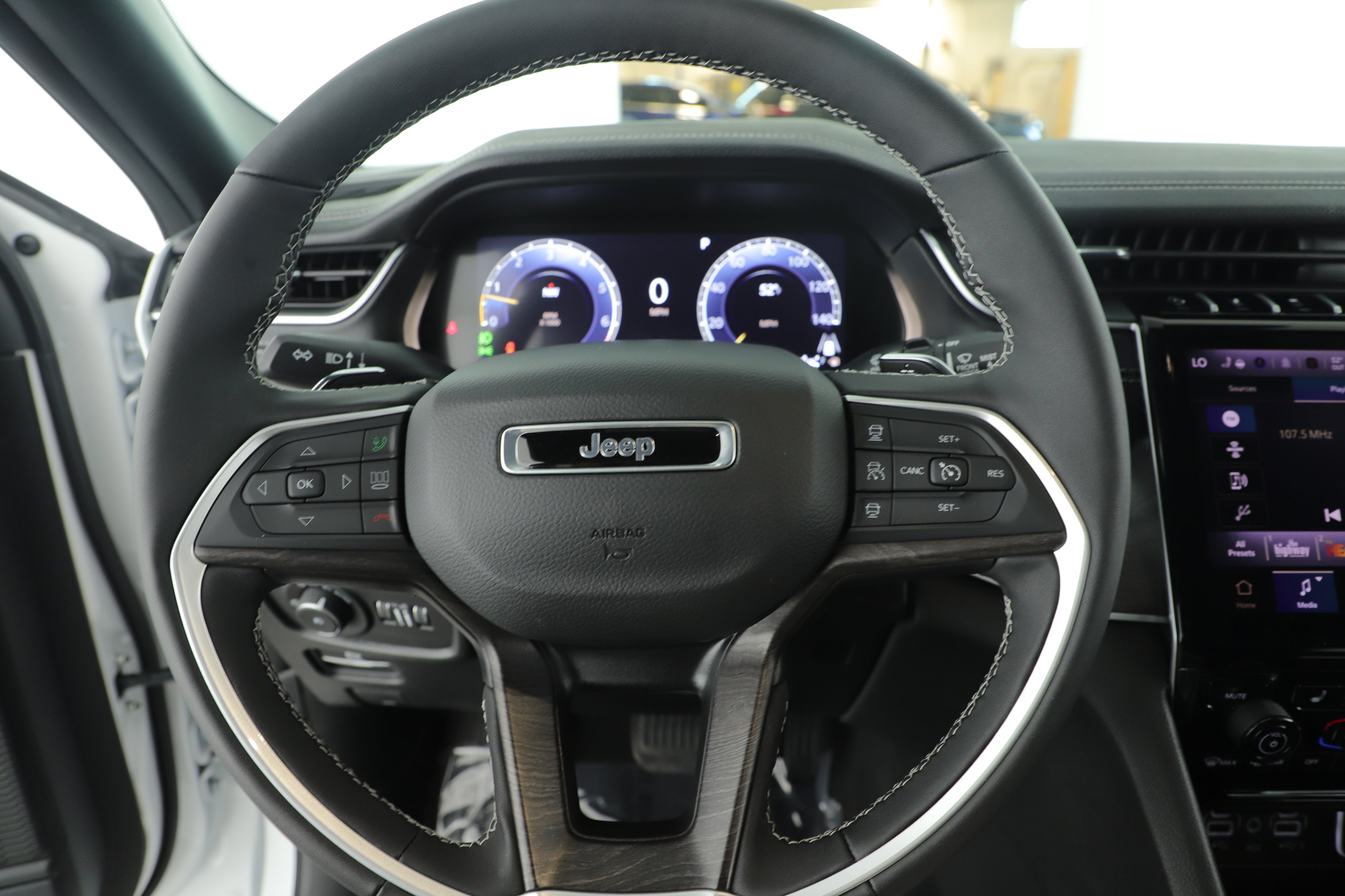 Used 2025 Jeep Grand Cherokee Limited w/ Trailer Tow Package image 14