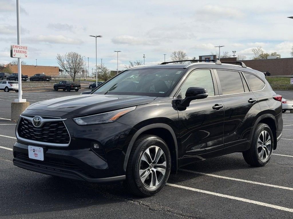 Used 2023 Toyota Highlander XLE image 9