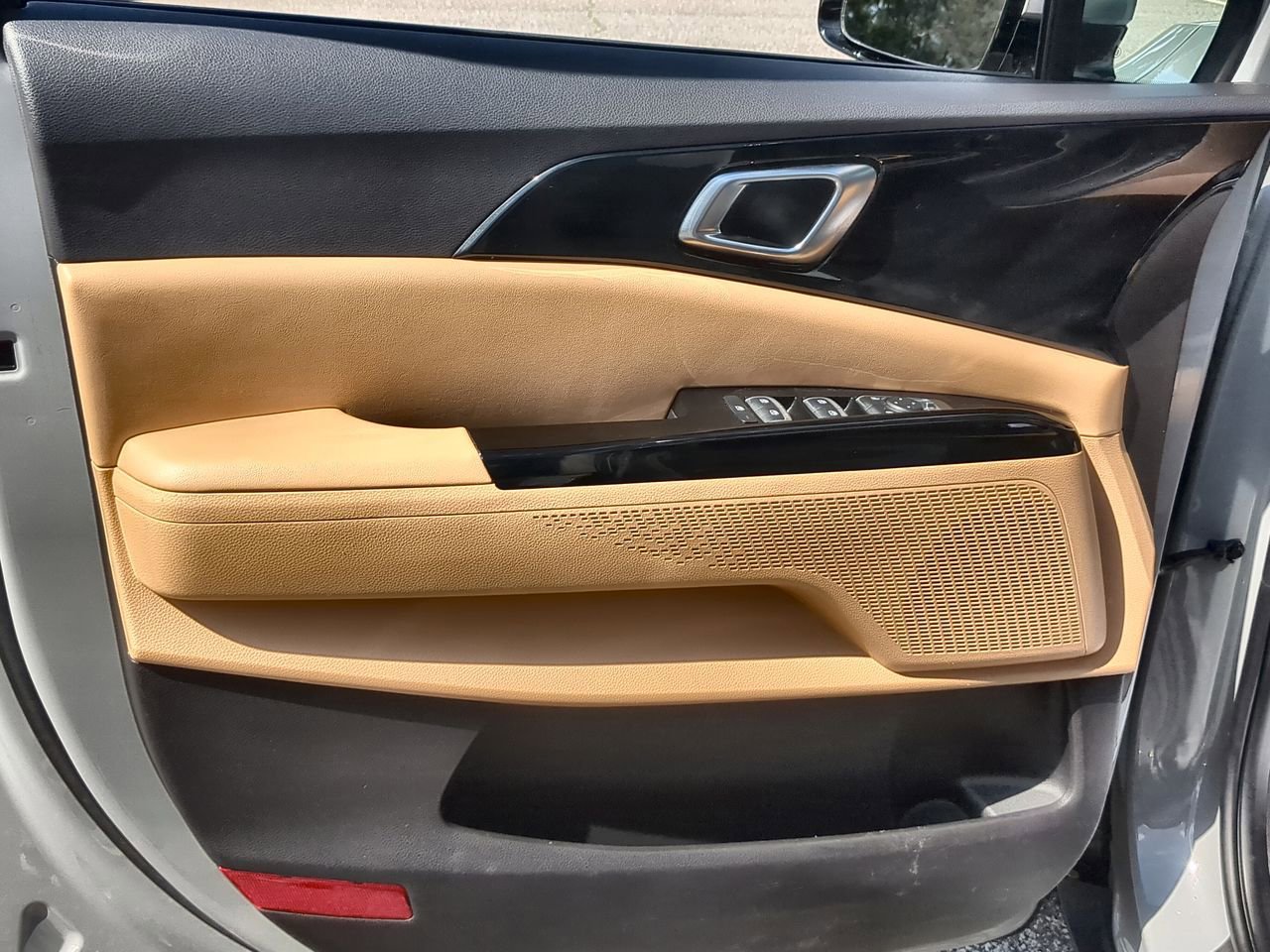 Used 2022 Kia Carnival EX image 21