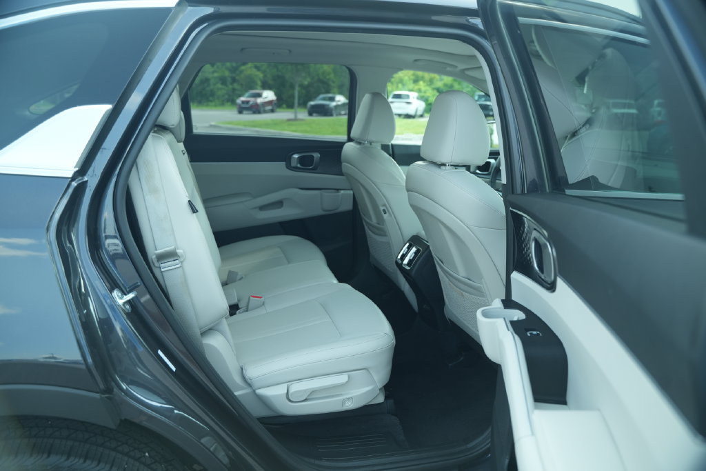 Used 2025 Kia Sorento S w/ Panoramic Sunroof Package FWD image 25