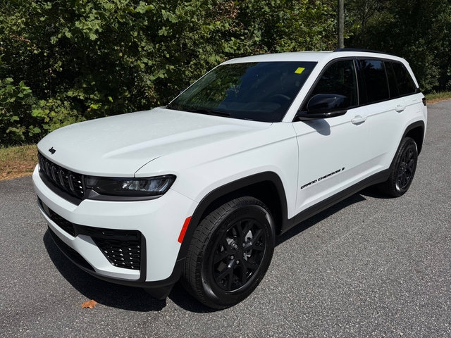 Used 2026 Jeep Grand Cherokee Altitude AWD/4WD image 2