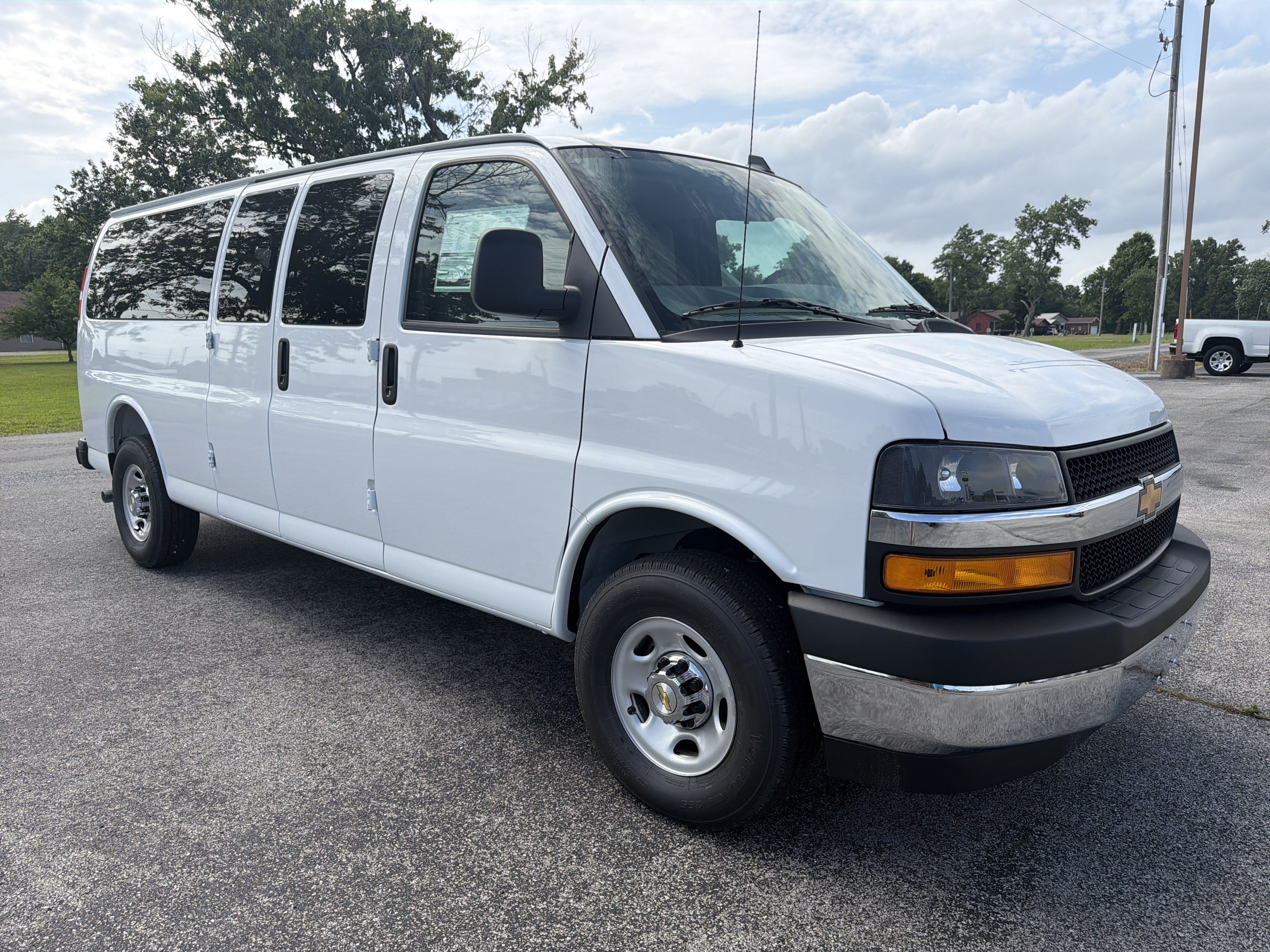 Used 2026 Chevrolet Express 3500 LT w/ LT Preferred Equipment Group RWD image 3