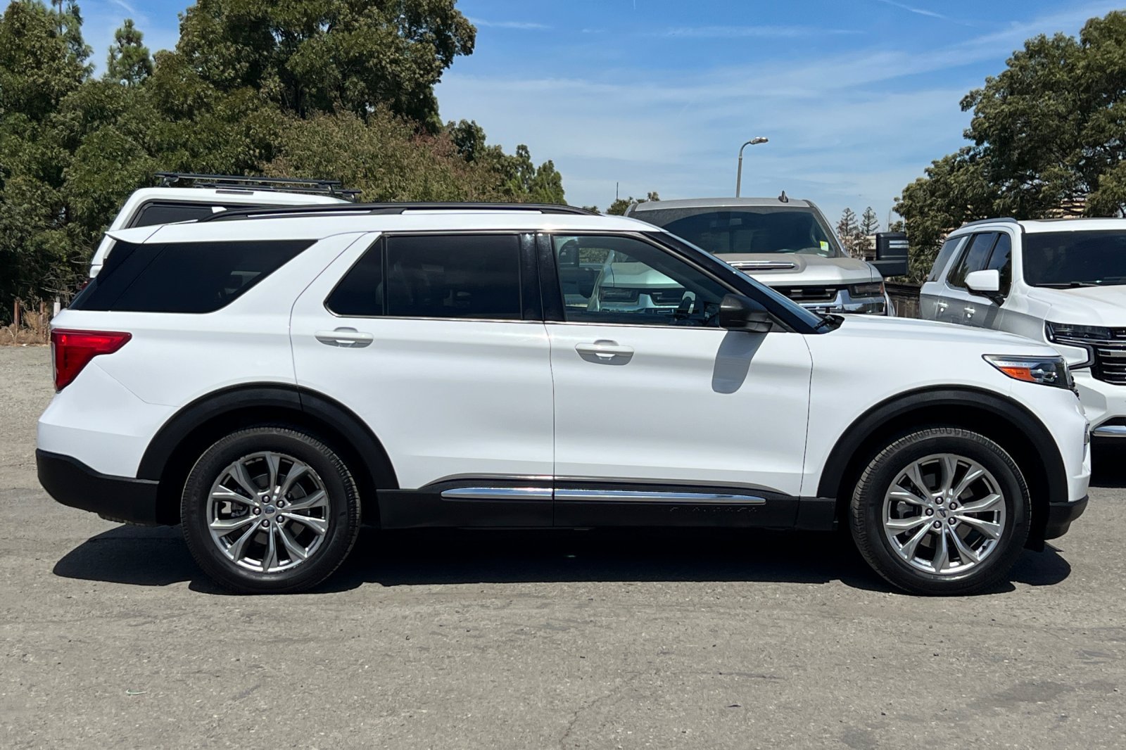 Used 2020 Ford Explorer XLT w/ Equipment Group 202A AWD/4WD image 3