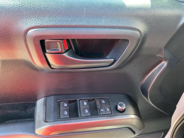 Used 2018 Toyota Tacoma SR5 AWD/4WD image 17