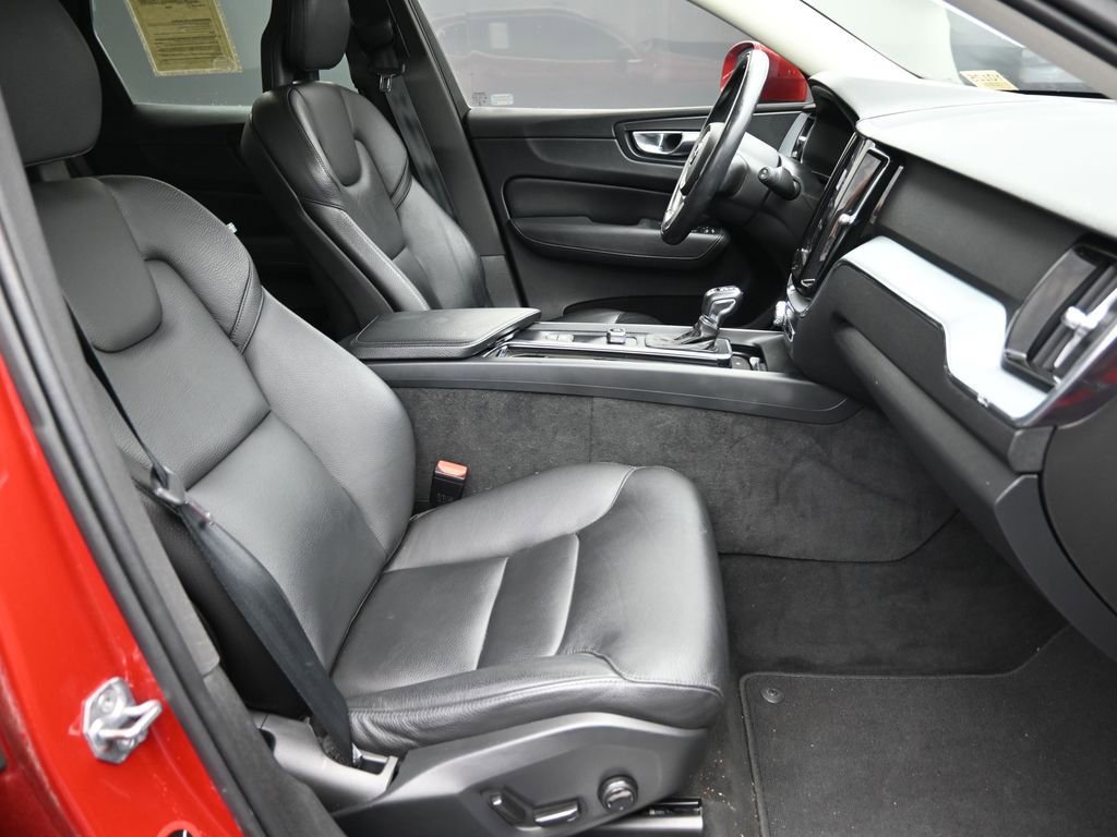 Used 2018 Volvo XC60 T6 Momentum w/ Advanced Package image 24