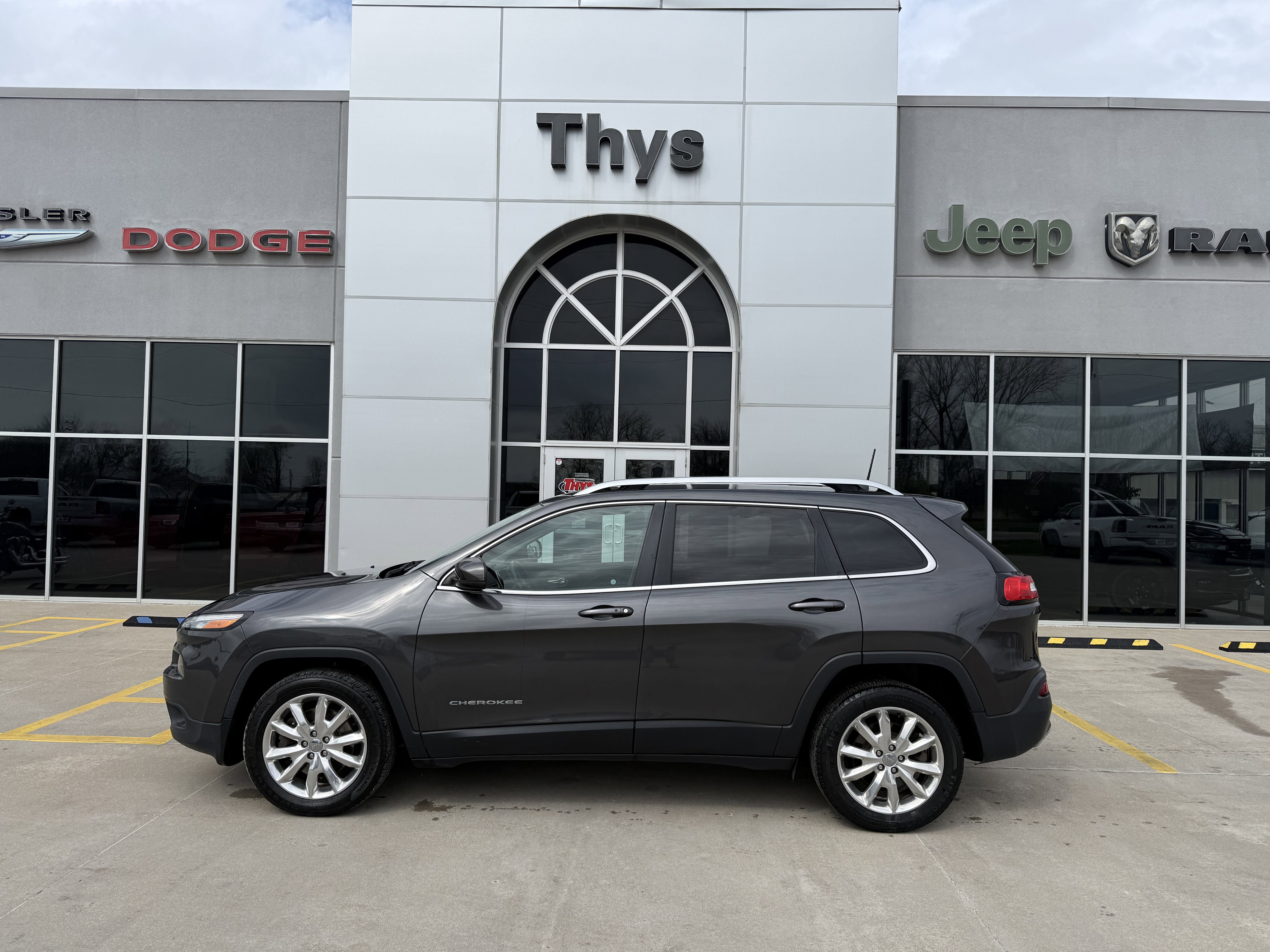 Used 2017 Jeep Cherokee Limited FWD image 35