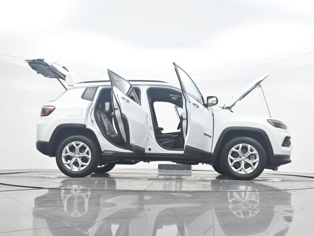 Used 2024 Jeep Compass Latitude image 43