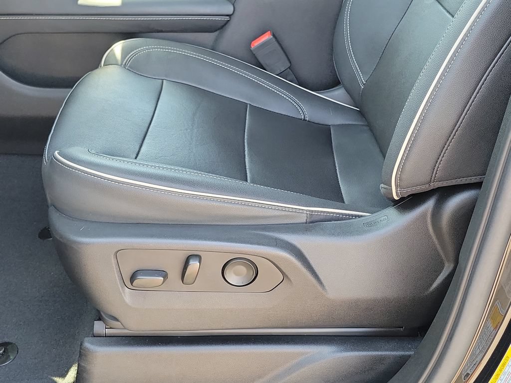 Used 2023 GMC Yukon SLT w/ SLT Luxury Package RWD image 17