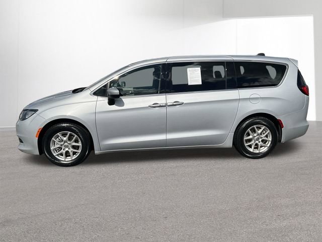 Used 2023 Chrysler Voyager LX image 4