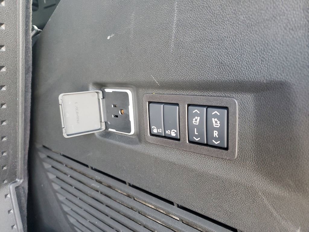 Used 2025 Chevrolet Tahoe Premier RWD image 9