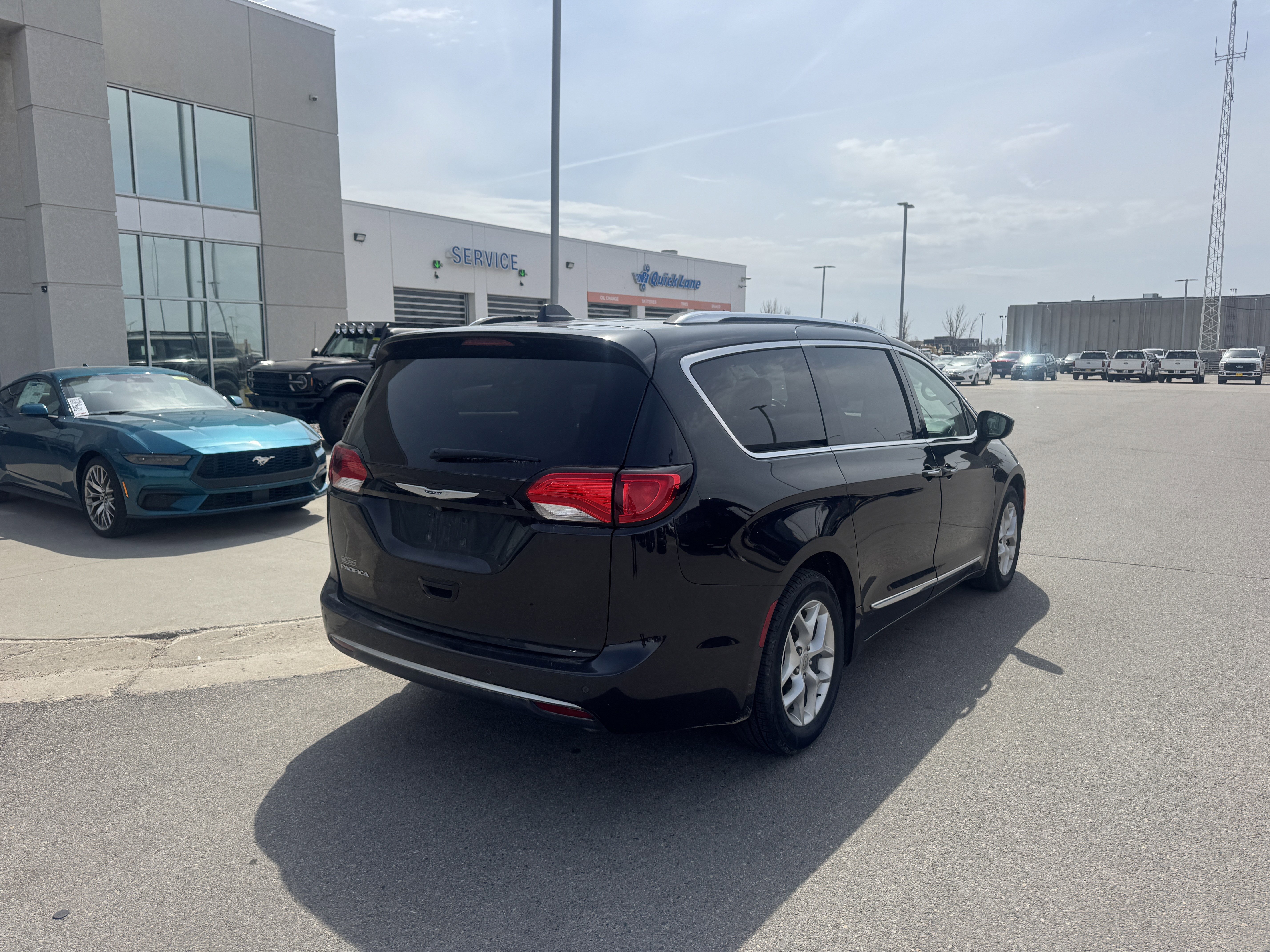 Used 2019 Chrysler Pacifica Touring-L w/ Tire & Wheel Group FWD image 4