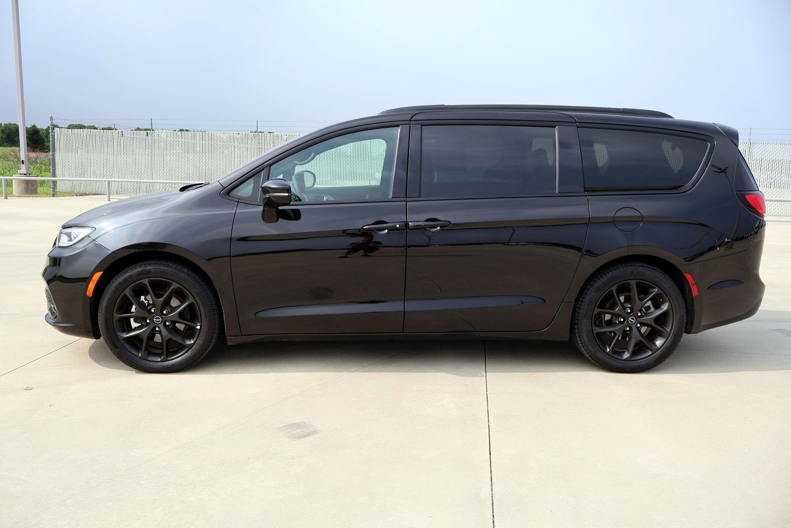 Used 2025 Chrysler Pacifica Limited FWD image 2