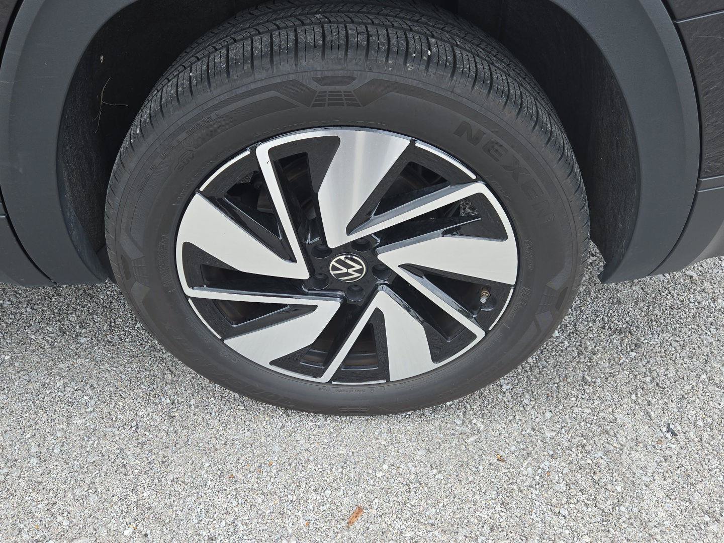 Used 2025 Volkswagen Atlas SE AWD/4WD image 11