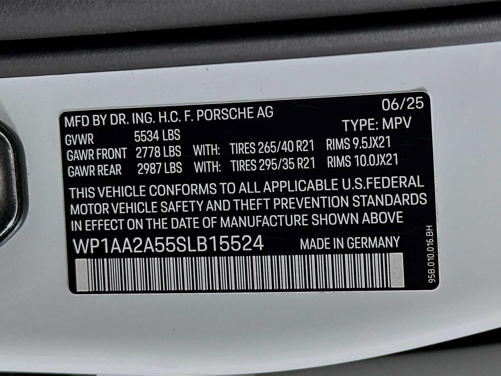 Certified 2025 Porsche Macan AWD/4WD image 33