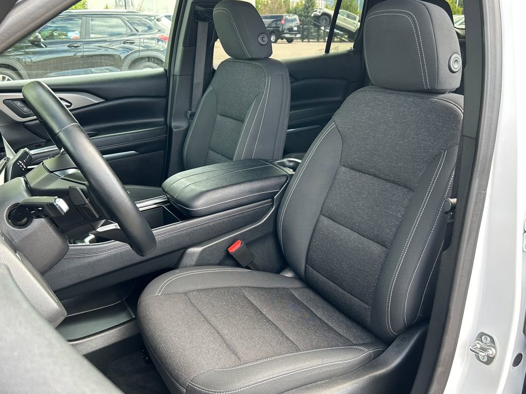 Used 2025 Chevrolet Traverse LT w/ Midnight/Sport Edition AWD/4WD image 17