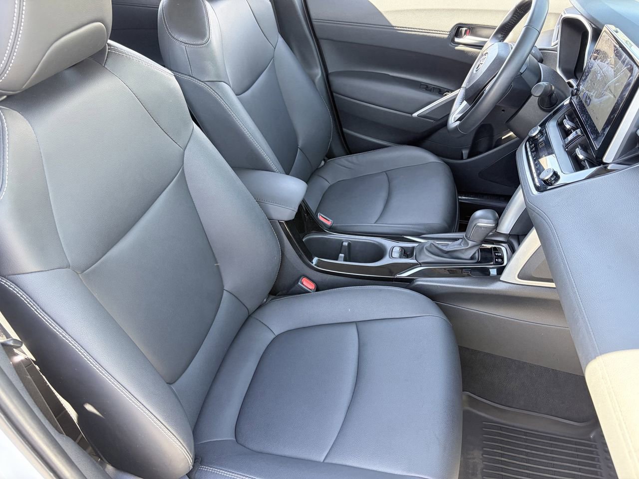 Used 2024 Toyota Corolla Cross XLE w/ Convenience Package image 10