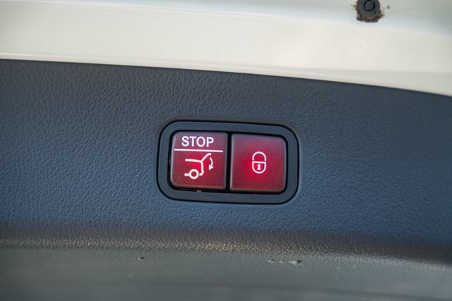 Used 2025 Mercedes-Benz GLC 350e 4MATIC image 11