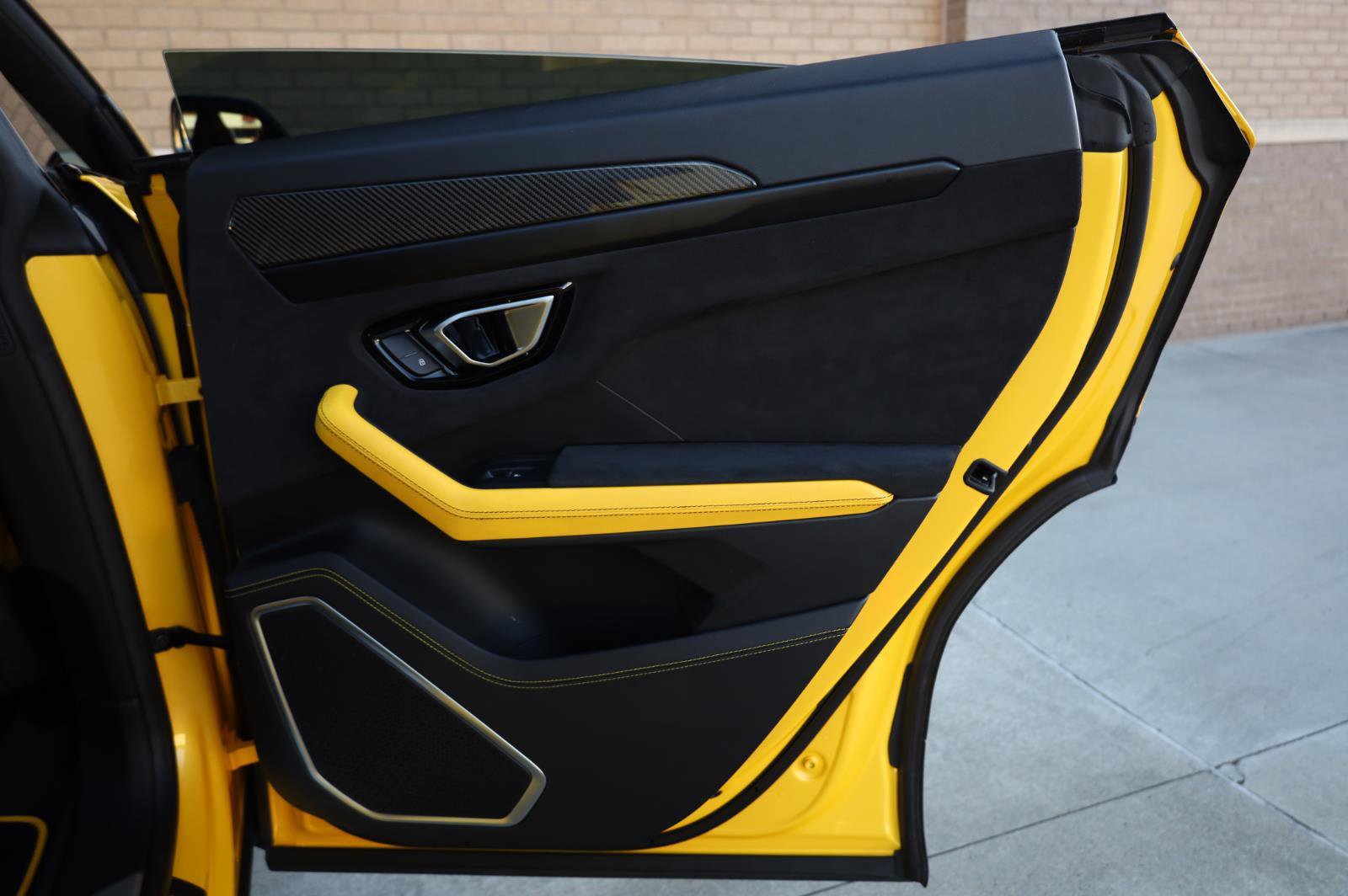 Used 2021 Lamborghini Urus AWD/4WD image 31