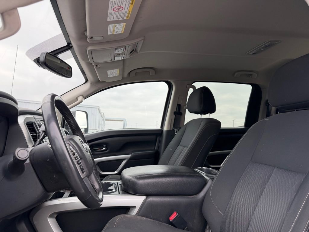 Used 2016 Nissan Titan SV image 14