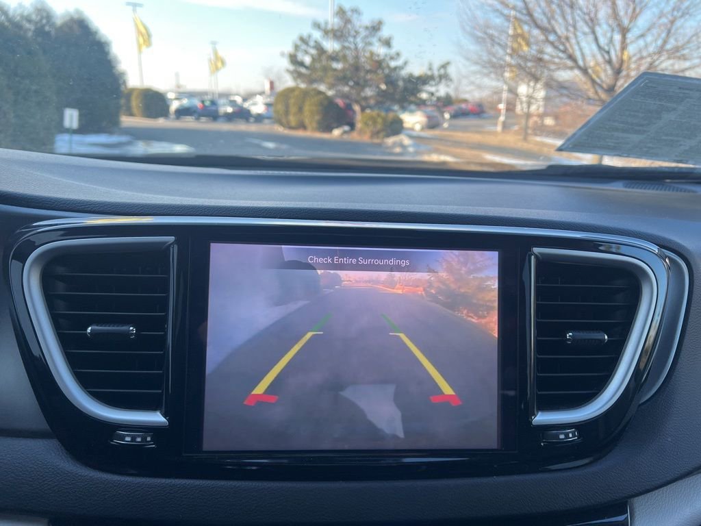 Used 2024 Chrysler Pacifica Touring-L image 19