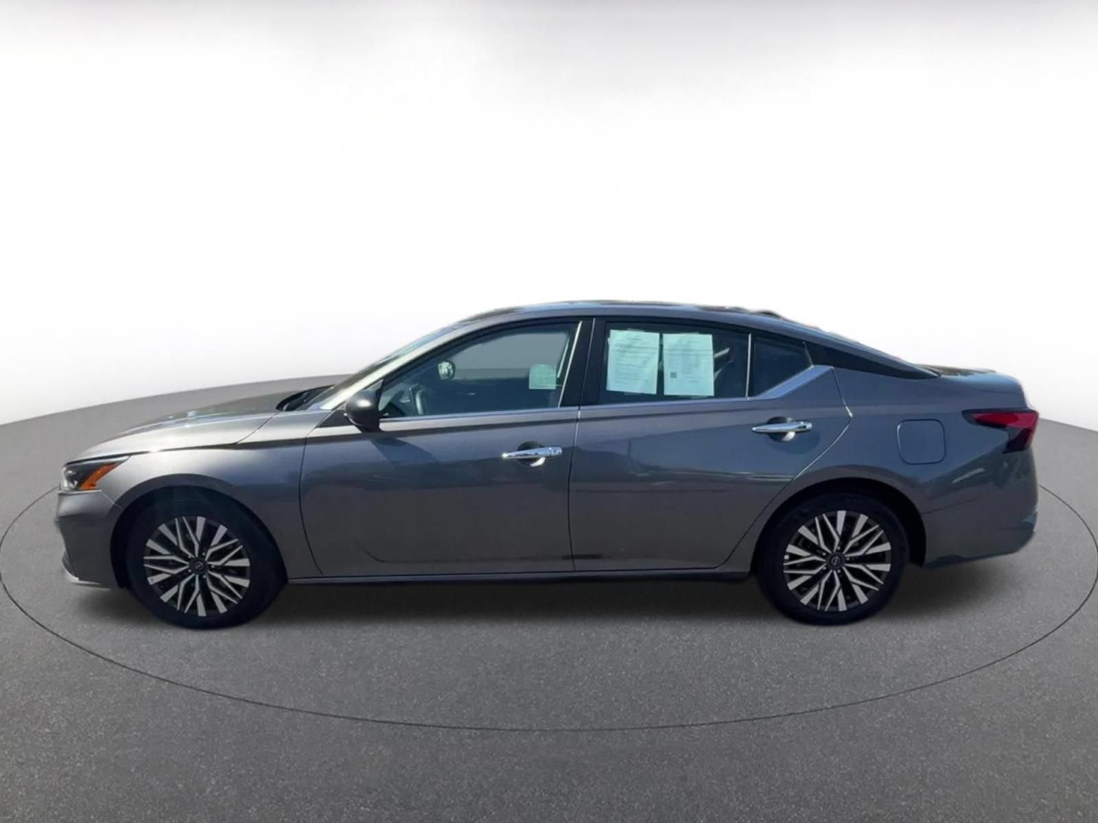 Used 2025 Nissan Altima 2.5 SV FWD image 9
