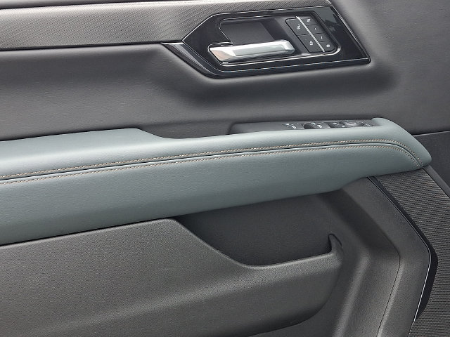 Used 2025 GMC Yukon XL AT4 AWD/4WD image 21