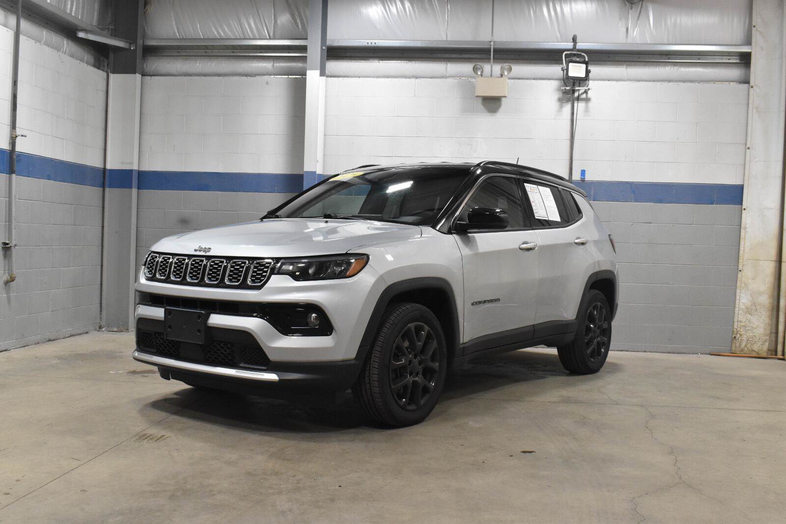 Used 2025 Jeep Compass Limited AWD/4WD image 2