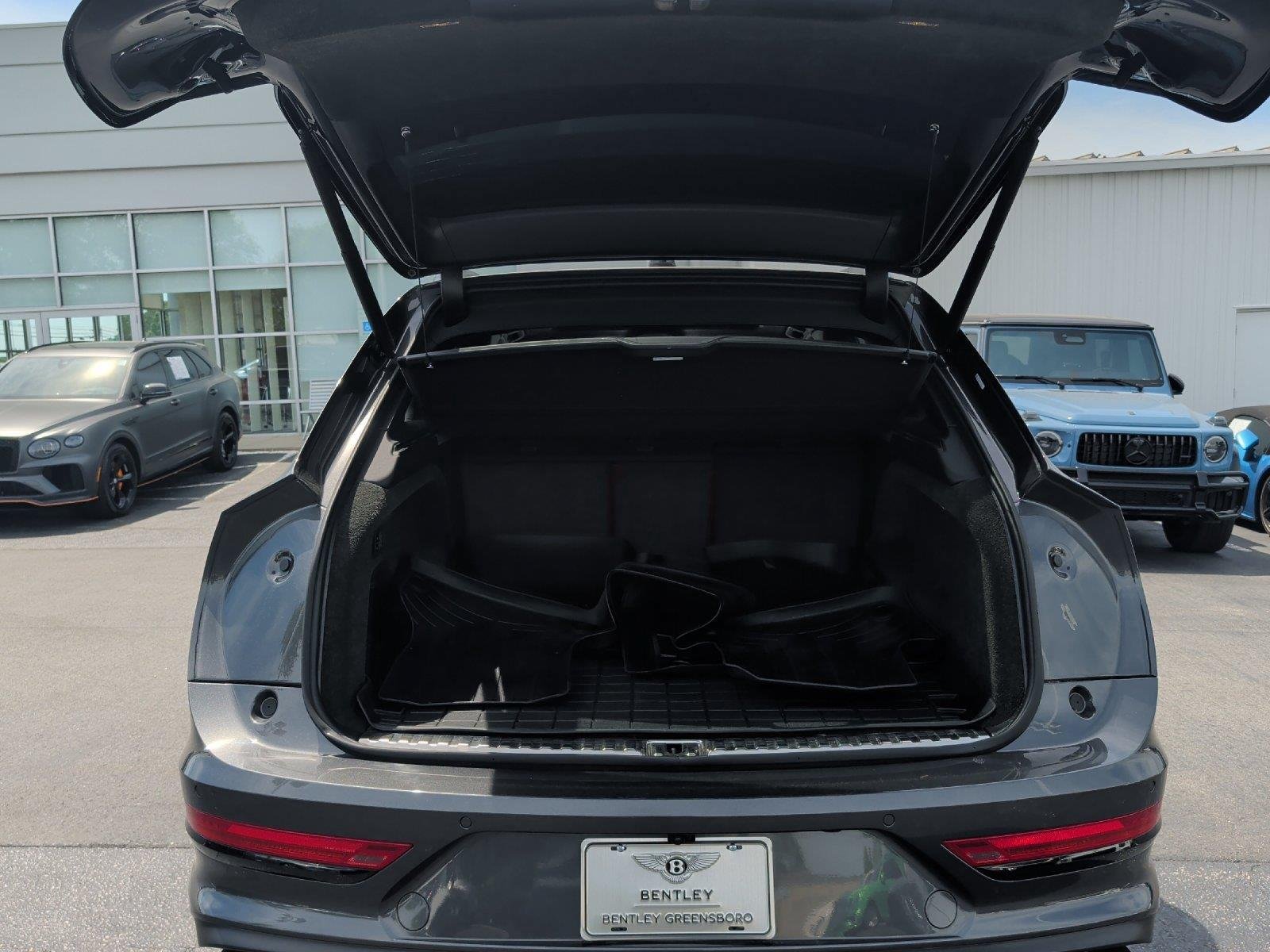 Used 2022 Bentley Bentayga AWD/4WD image 41